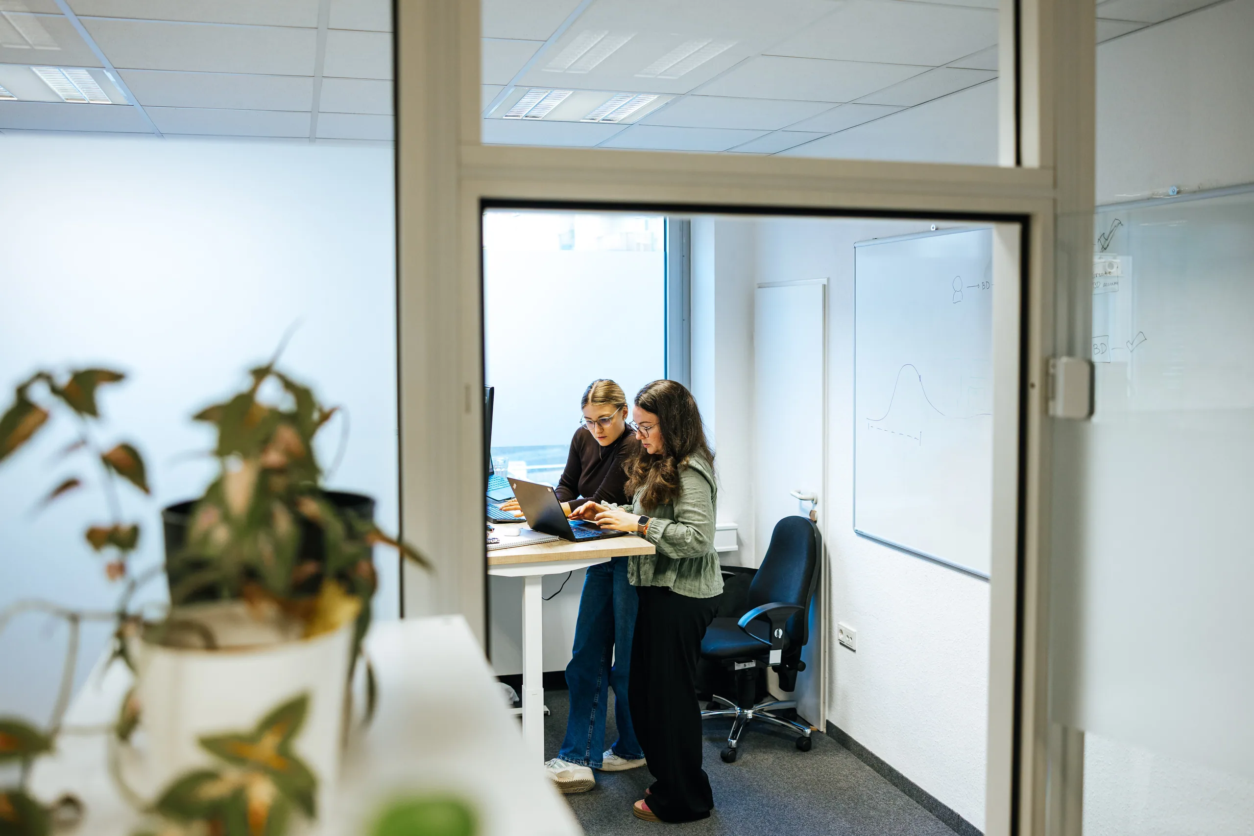 Mischok — Arbeit zu zweit am Stehtisch in Augsburg